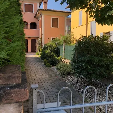Les Maisons A Montale Rangone Couette-café *